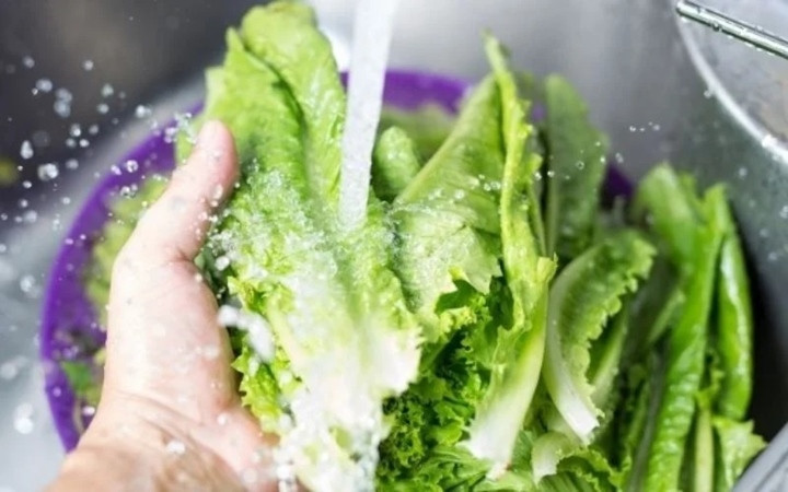 Rửa rau bằng nước muối có giúp loại bỏ hoá chất, diệt giun sán?
