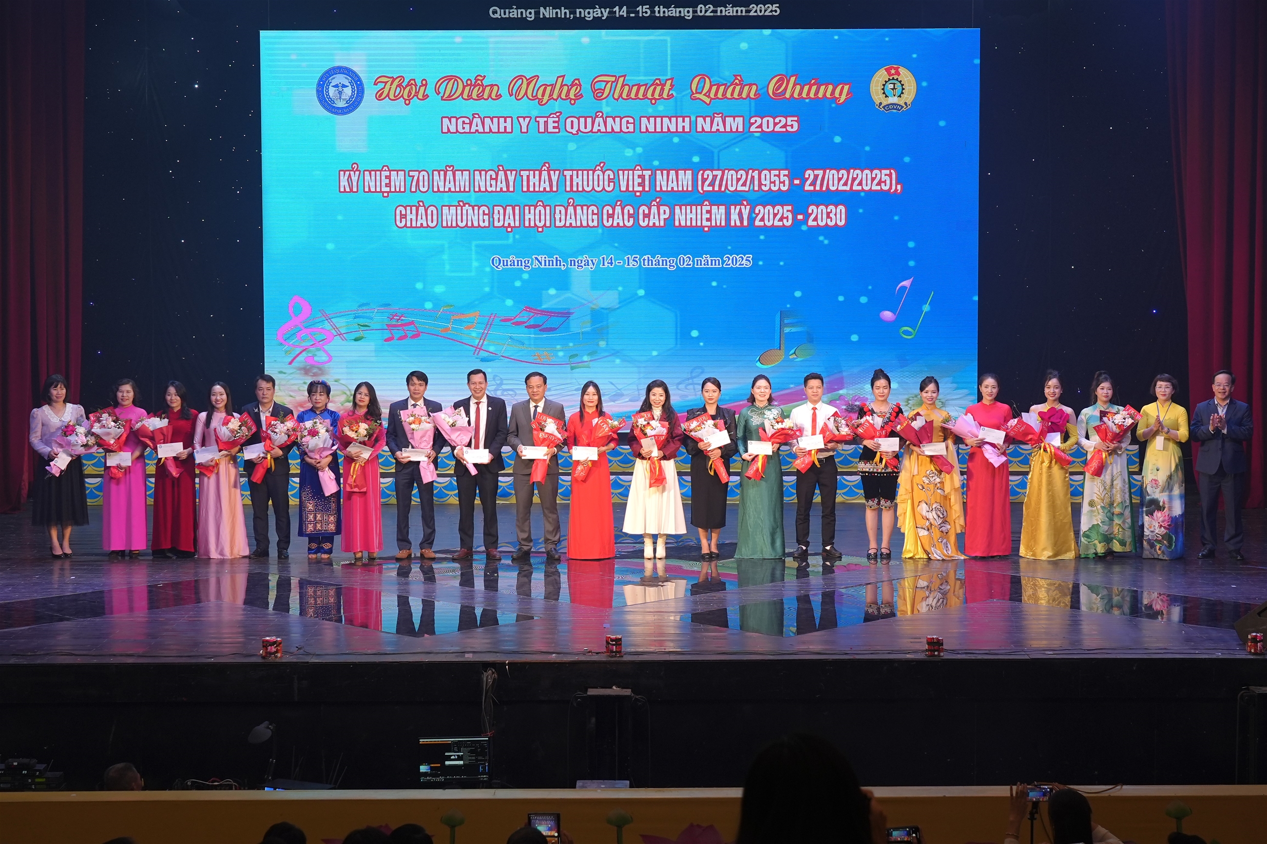 Có thể là hình ảnh về 11 người và văn bản cho biết 'Hội Diễn Nghê Thuật Quần Chúng NGÀNH Y TỂ QUẢNG NINH NĂM 2025 KỶ NIỆM70NĂMNGÀ NIỆM 70 NĂM NGÀY THÂY THUỐC VIỆT NAM (27/02/1955- 27/02/2025), CHÀO MỪNG ĐẠI HỘI ĐẢNG CÁC CẤP NHIỆM KỲ 2025- 2030 Quắng Ninh, ngày 14 15 tháng 02 năm 2025 သ်နိ'