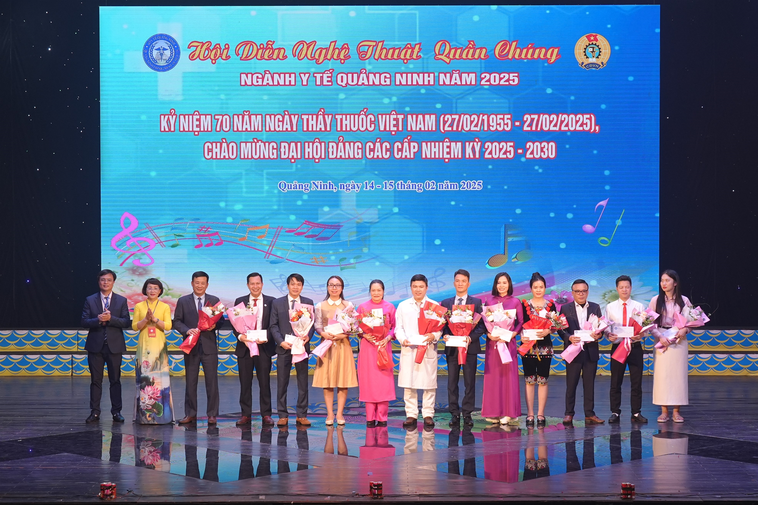 Có thể là hình ảnh về ‎13 người và ‎văn bản cho biết '‎Nội Diễn Nghệ Thuật Quần Chúng NGÀNH Y TẾ QUẢNG NINH NĂM 2025 4 لس KÝ NIỆM 70 NĂM NGÀY THÂY THUỐC VIỆT NAM (27/02/1955- 27/02/2025), CHẢO MỪNG ĐẠI HỘI ĐẢNG CÁC CẤP NHIỆM KỲ 2025 2030 Quảng Ninh, ngày 14- 15 tháng 02 กลัด 2025 ထထ‎'‎‎
