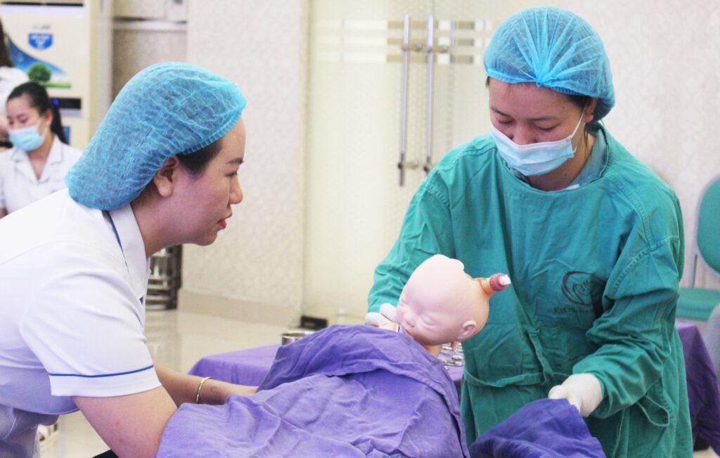 Bệnh Viện Sản Nhi Quảng Ninh tập huấn nâng cao năng lực chăm sóc thiết yếu bà mẹ và trẻ sơ sinh trong và ngay sau đẻ