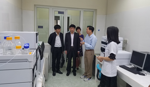 Đồng chí Phạm Văn Điệt, Tỉnh uỷ viên, Phó trưởng Ban Tổ chức Tỉnh uỷ  tham  quan trang thiết bị, cơ sở vật chất Trung tâm Kiểm soát bệnh tật