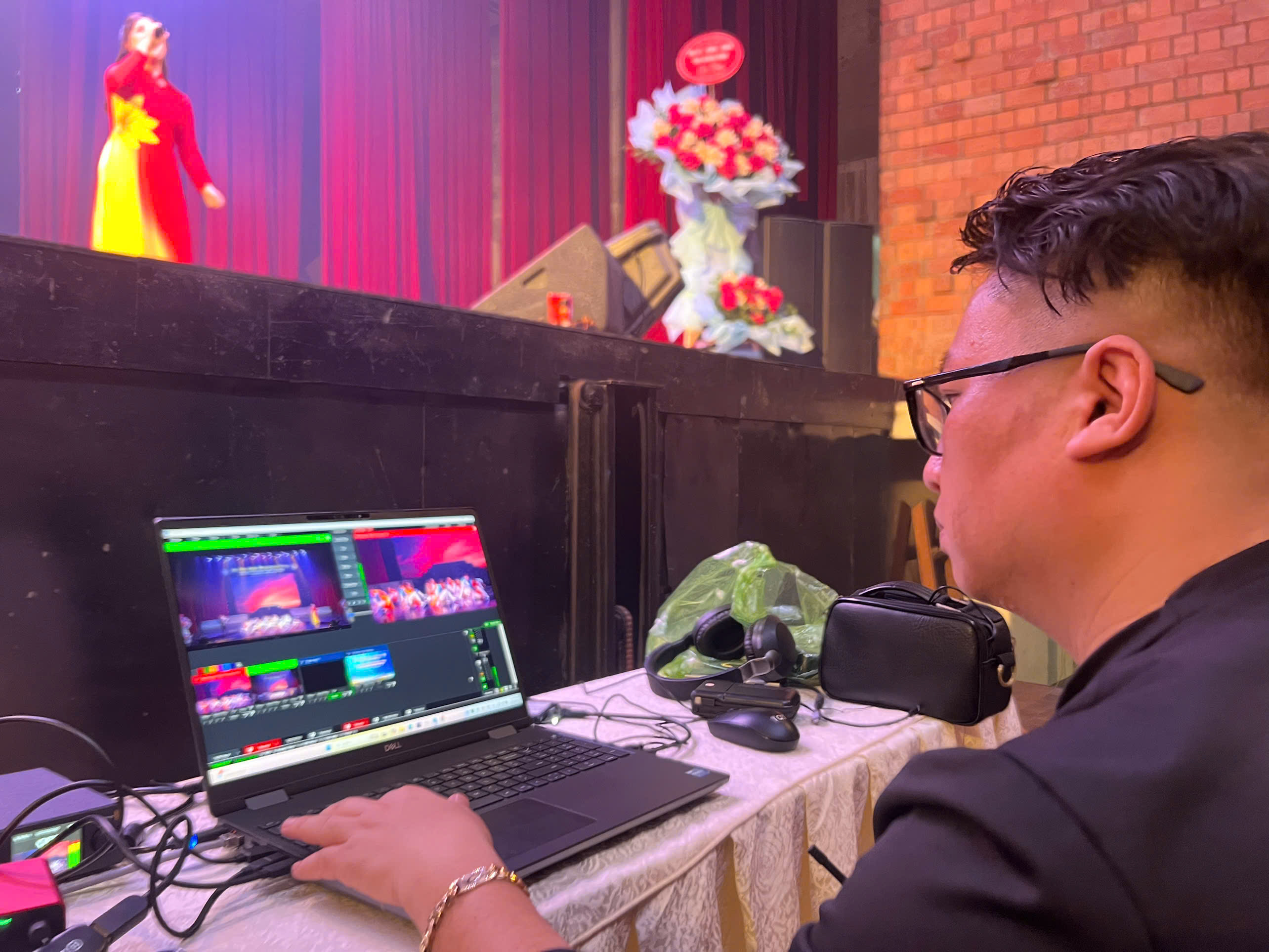 Có thể là hình ảnh về 2 người, loa và TV